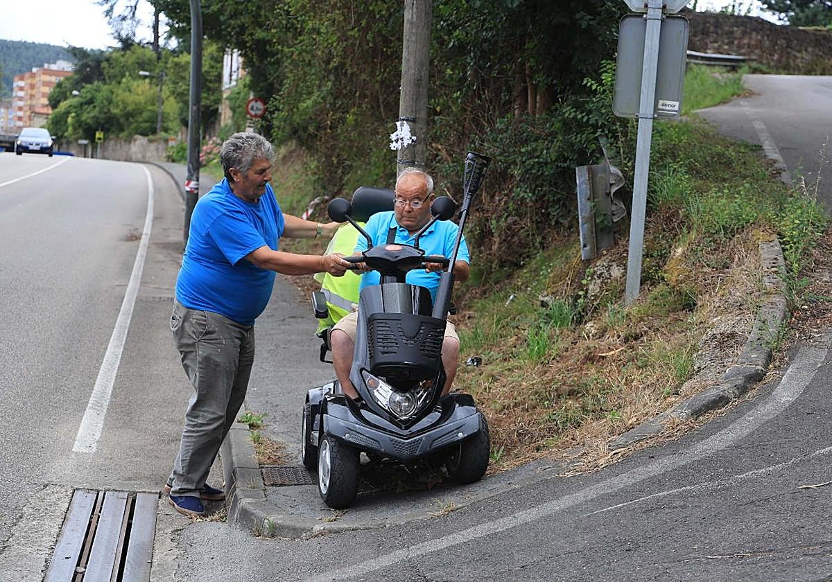 Morcillo, ayudado por otro vecino en la zona conflictiva.