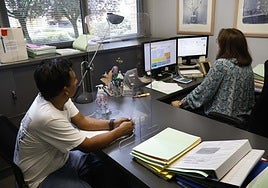 Un ciudadano hace una consulta a una funcionaria de Castrillón.