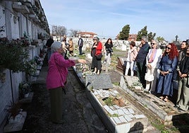 Cani Guardado, hija de Bernardo, delante de su nicho.