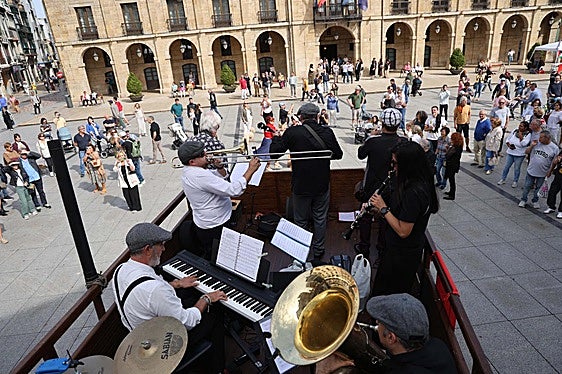 La Patrulla Dixie, animando la Plaza de España.