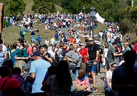 Los romeros disfrutando de la romería otoñal de los santos sanadores mierenses