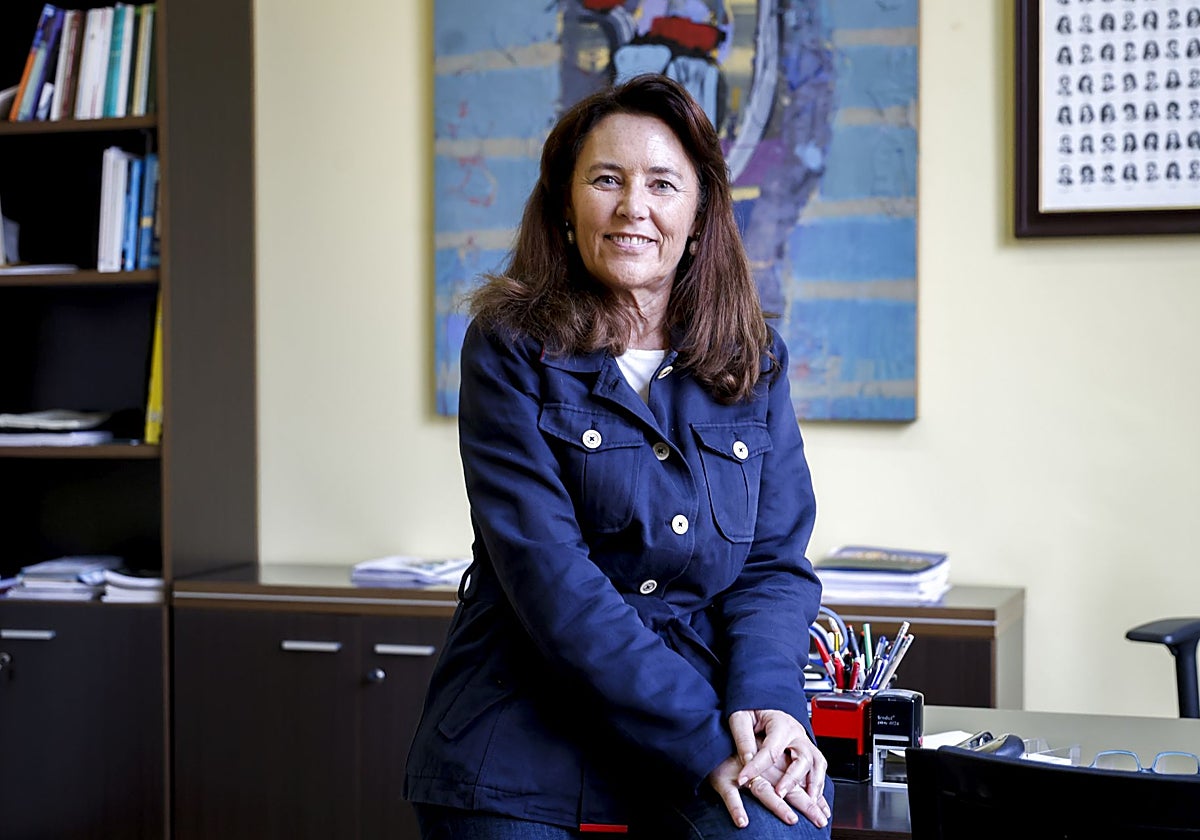 Cristina López Duarte, decana de la Facultad Jovellanos, en su despacho.