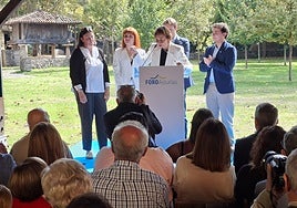 Carmen Moriyón, acompañada por Pumares, al término del acto político celebrado en Gijón este sábado.