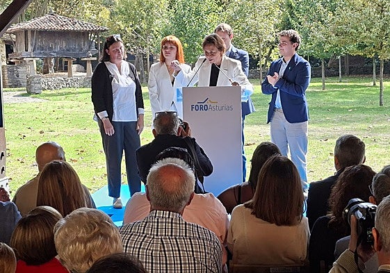 Carmen Moriyón, acompañada por Pumares, al término del acto político celebrado en Gijón este sábado.