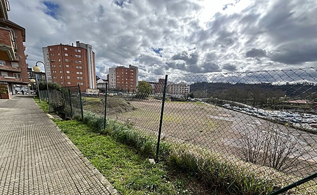 Parcela del antiguo matadero, donde irán un parque y un aparcamiento en altura.