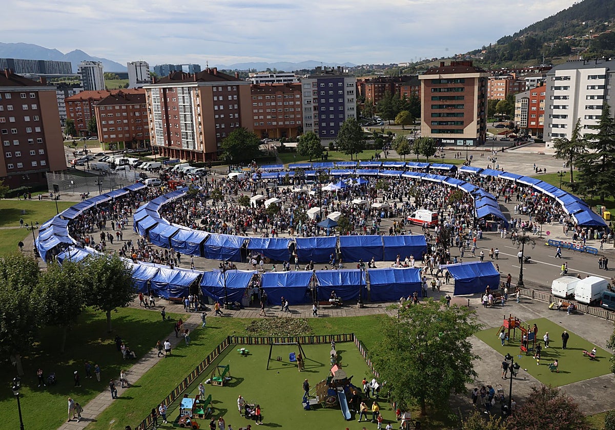 El mercadillo de La Corredoria, en la plaza del Conceyín, con sus 74 puestos, abarrotado.