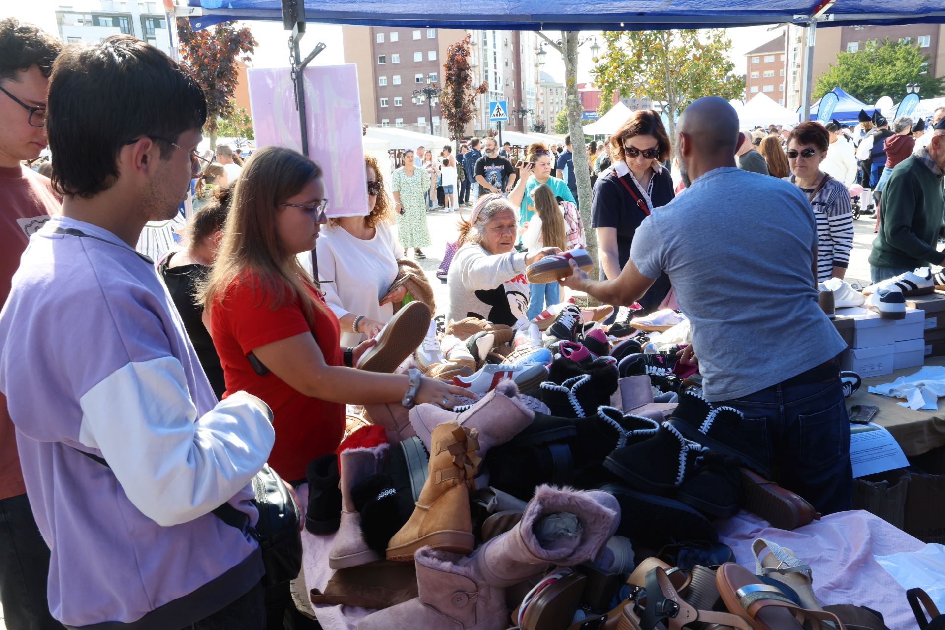 Así fue la exitosa inauguración del nuevo mercadillo de Oviedo con 74 puestos