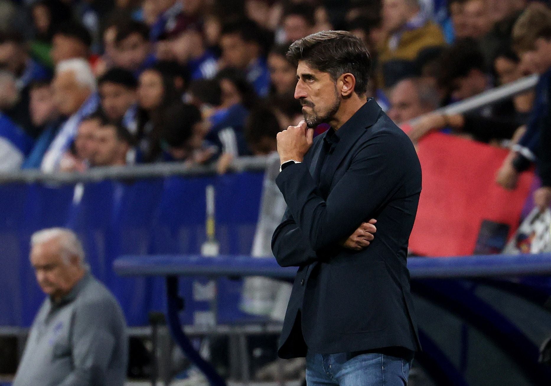 Veljko Paunovic observa una jugada del partido entre el Real Oviedo y el Barcelona.