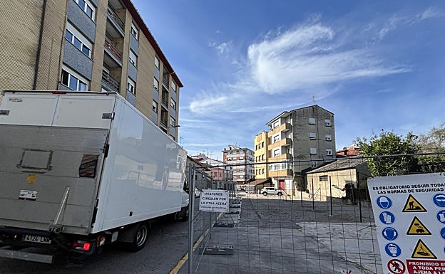 Obras para el ensanche de la avenida de Gijón.