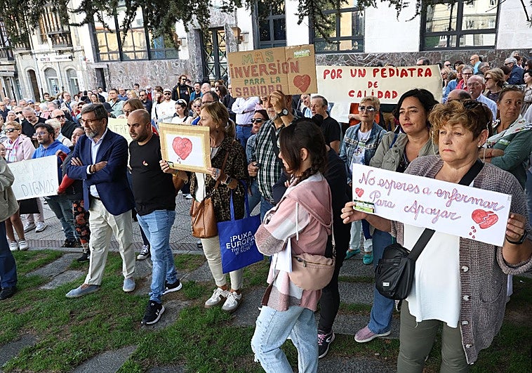 Cientos de vecinos se concentran en la plaza del Carbayón de Oviedo.