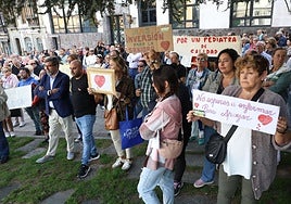 Cientos de vecinos se concentran en la plaza del Carbayón de Oviedo.