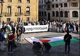 La bandera palestina se desplegó en la plaza de la Catedral durante la protesta celebrada este sábado en Oviedo.