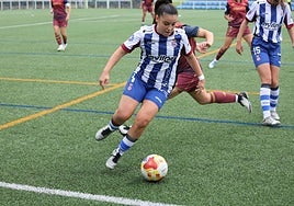 Laura Lobo controla un balón en el partido de este sábado.