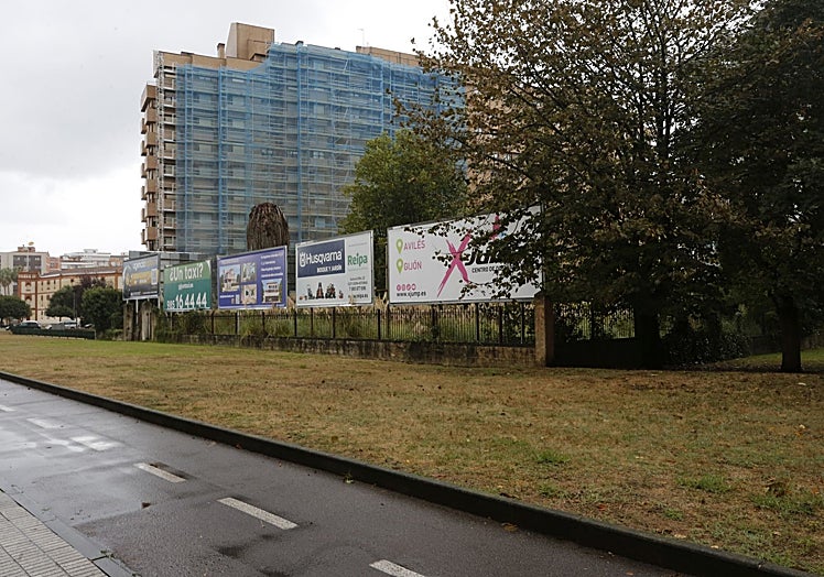 Solar junto a la carretera de Villaviciosa que ocupaba el edificio hasta hace poco más de una década.