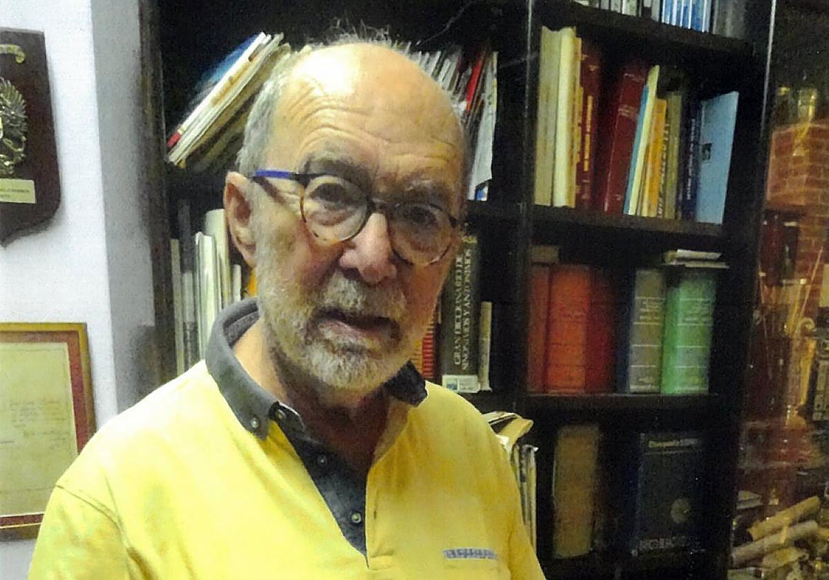 Javier Narbaiza sigue colaborando con la revista 'La Torre' después de sesenta años.