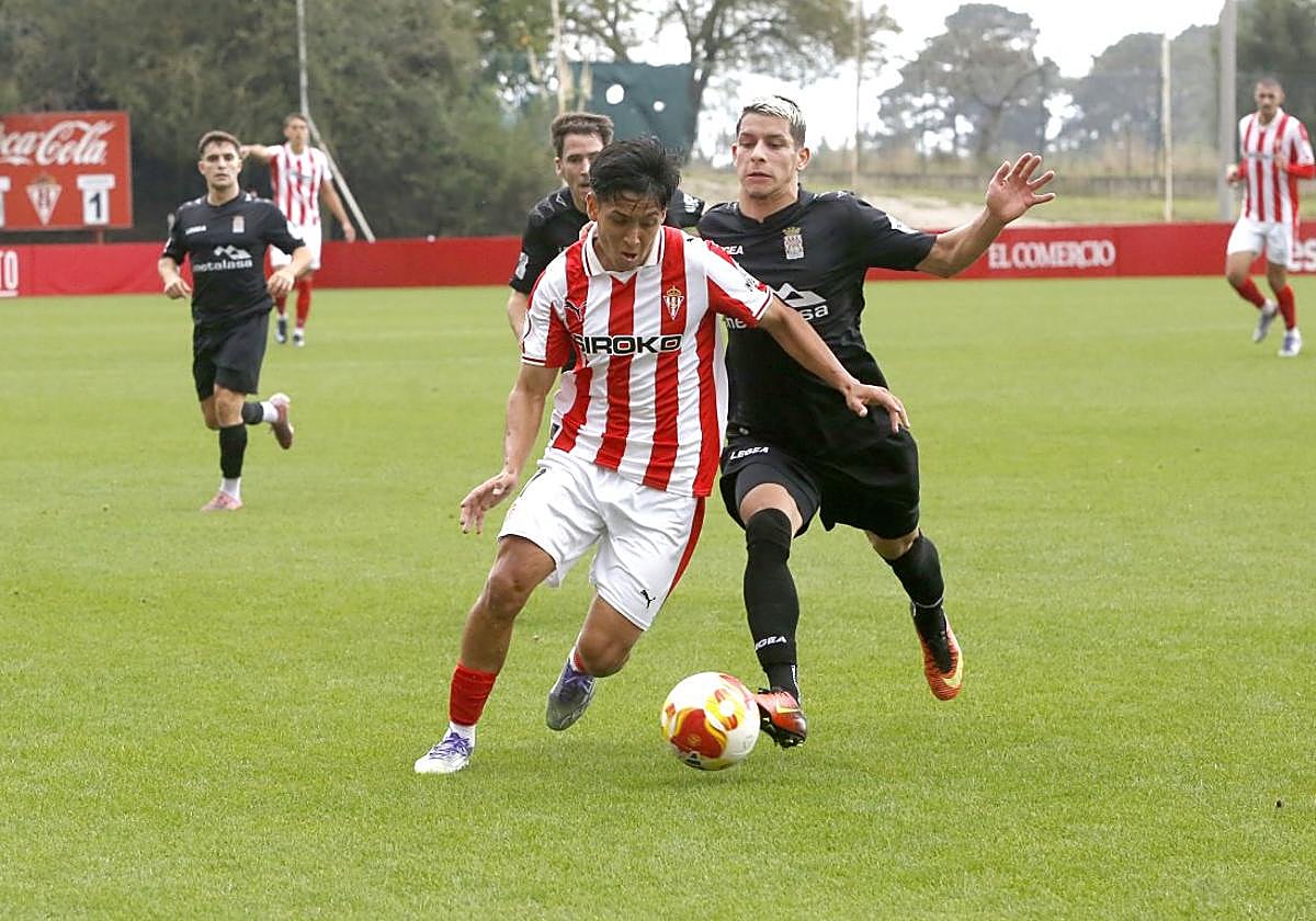Mancha trata de zafarse de un rival conduciendo el esférico.