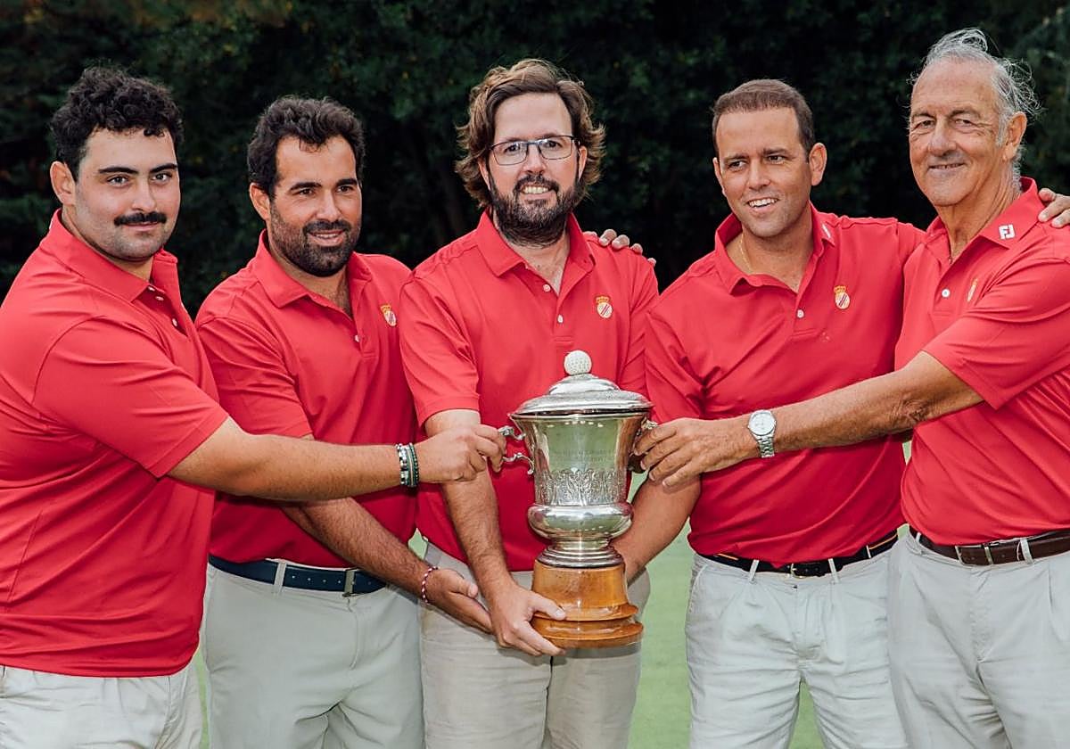 Pablo Alperi, Alberto Fernández, Juan García-Ochoa, Díaz-Negrete Palacio y Díaz-Negrete Sanz, con la copa.