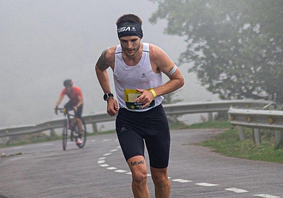 Álvaro González sufre en unas de las duras rampas .