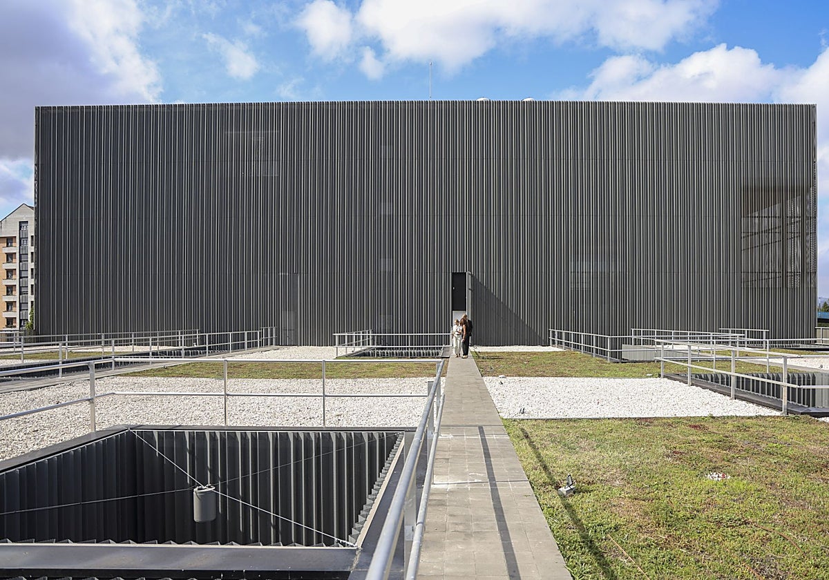 La nueva sede de la Policía Local, desde la cubierta vegetal de uno de sus bloques.