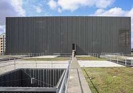 La nueva sede de la Policía Local, desde la cubierta vegetal de uno de sus bloques.