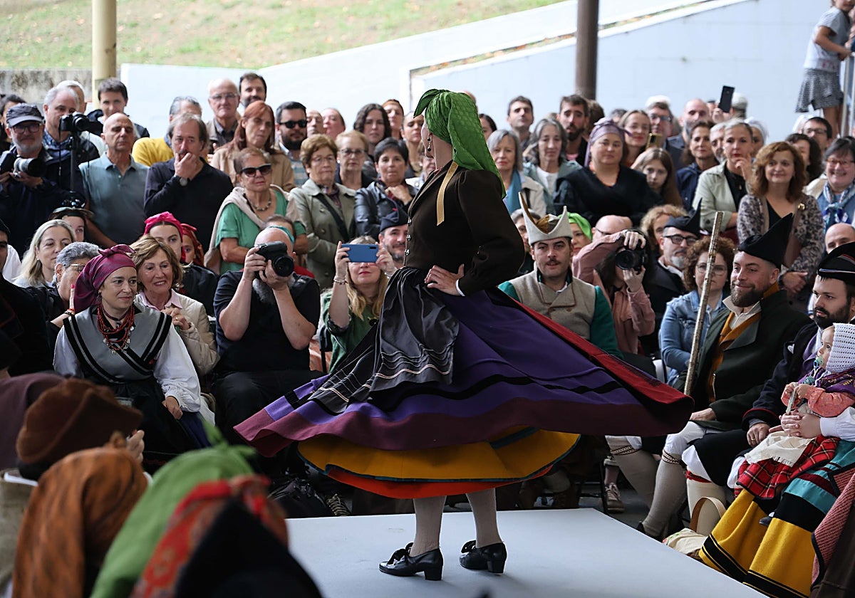 Antona Luengo, desfilando este domingo con el traxe'l país en la pasarela moscona