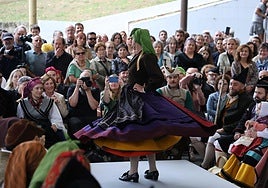 Antona Luengo, desfilando este domingo con el traxe'l país en la pasarela moscona