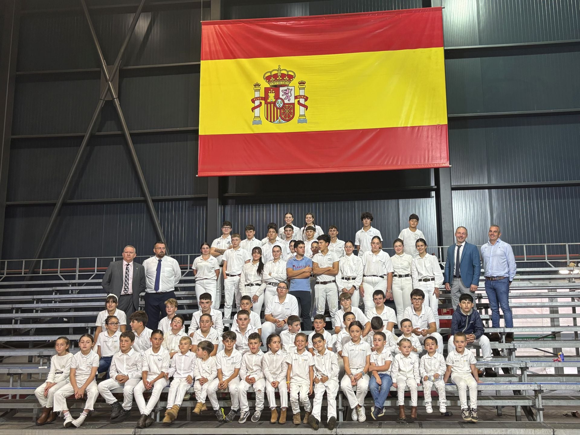 Foto de familia de los niños y jóvenes participantes en el campeonato de manejadores.