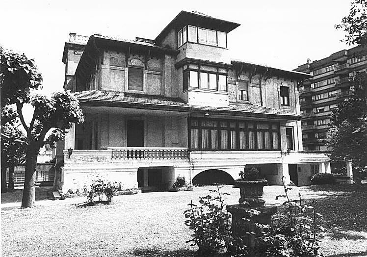 La Casa de Ejercicios Espirituales de El Bibio, demolida en 2014, en una foto previa a su etapa de abandono.