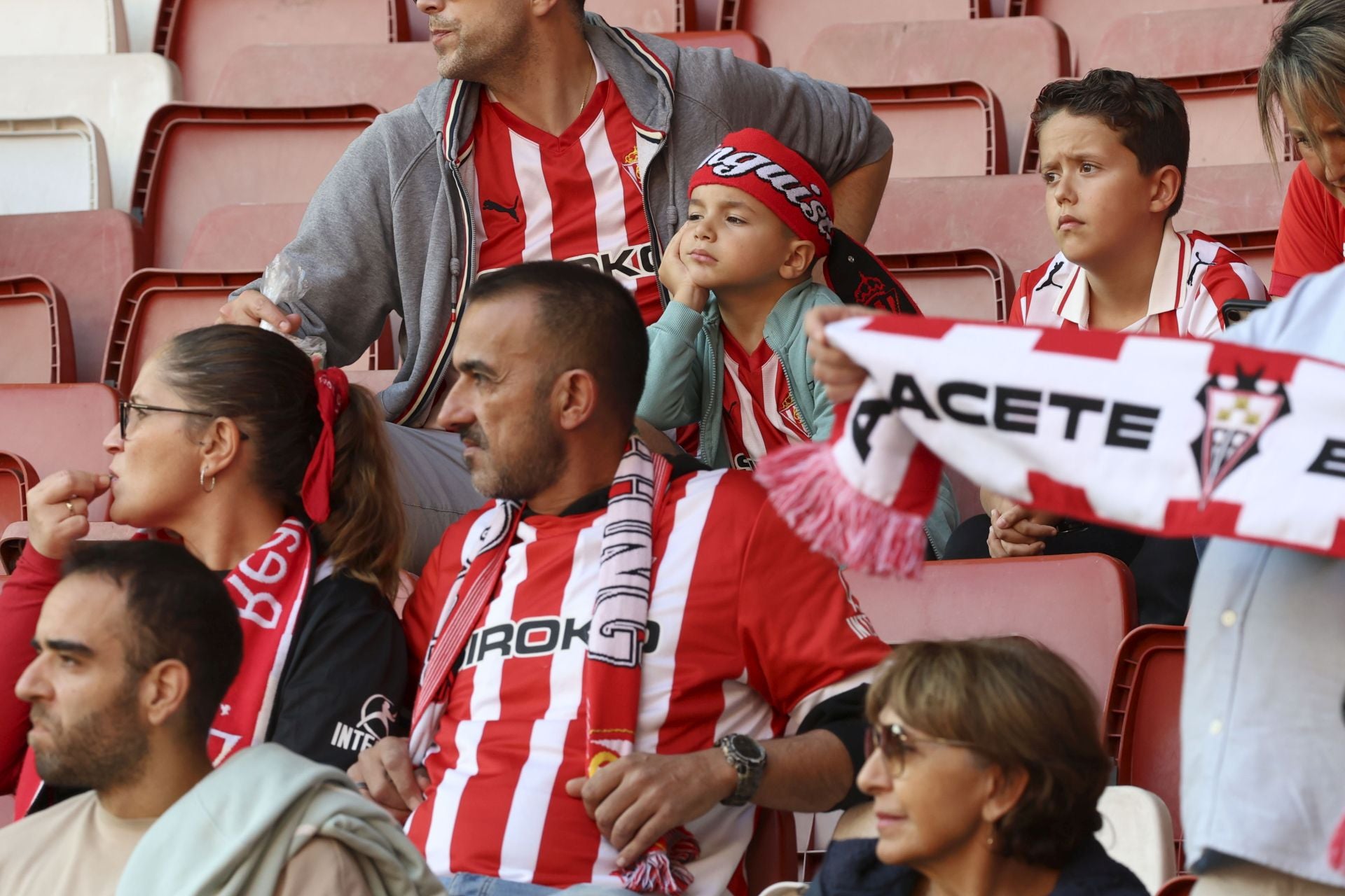 ¿Estuviste este domingo en El Molinón? ¡Búscate entre las fotos del Sporting-Albacete!