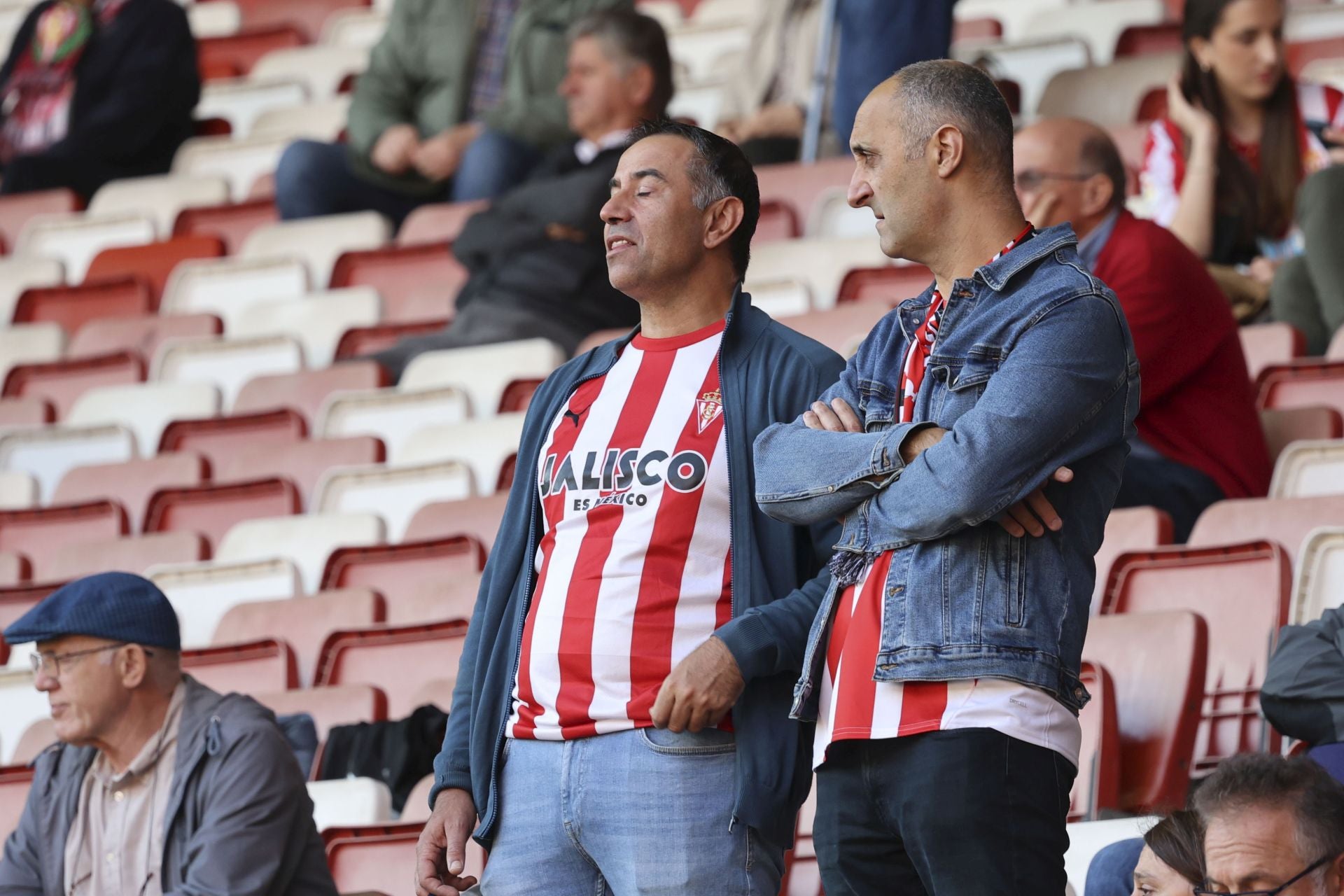 ¿Estuviste este domingo en El Molinón? ¡Búscate entre las fotos del Sporting-Albacete!