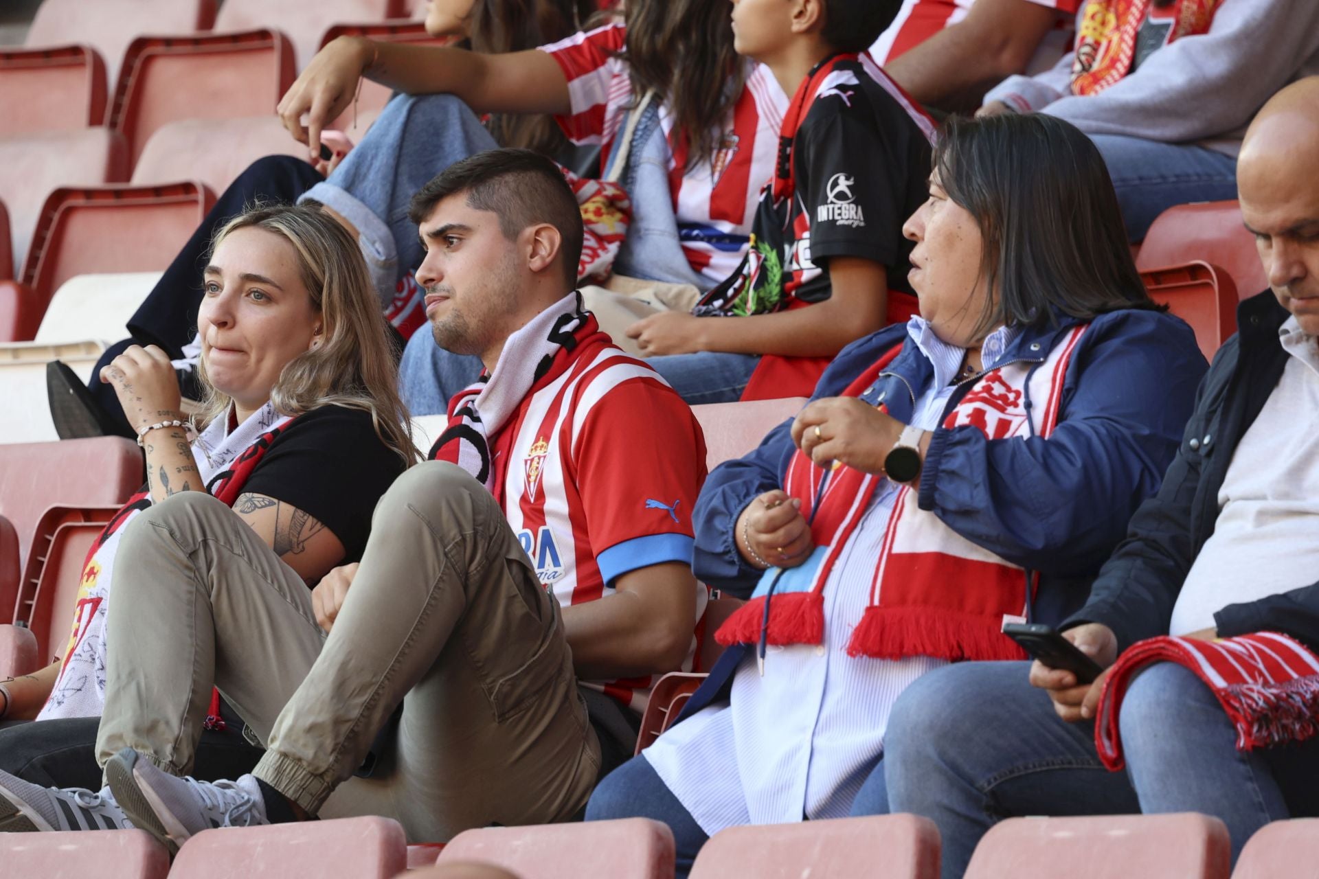 ¿Estuviste este domingo en El Molinón? ¡Búscate entre las fotos del Sporting-Albacete!