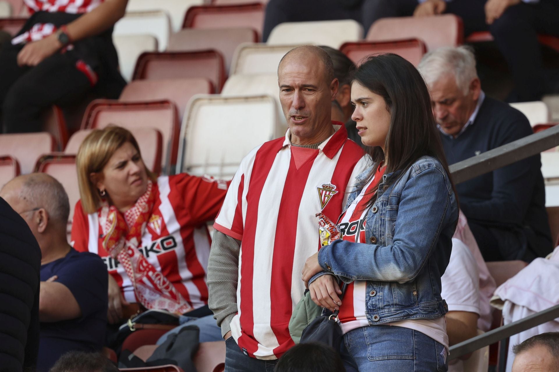 ¿Estuviste este domingo en El Molinón? ¡Búscate entre las fotos del Sporting-Albacete!