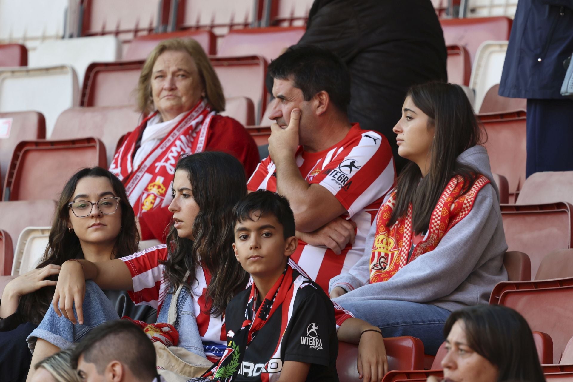 ¿Estuviste este domingo en El Molinón? ¡Búscate entre las fotos del Sporting-Albacete!
