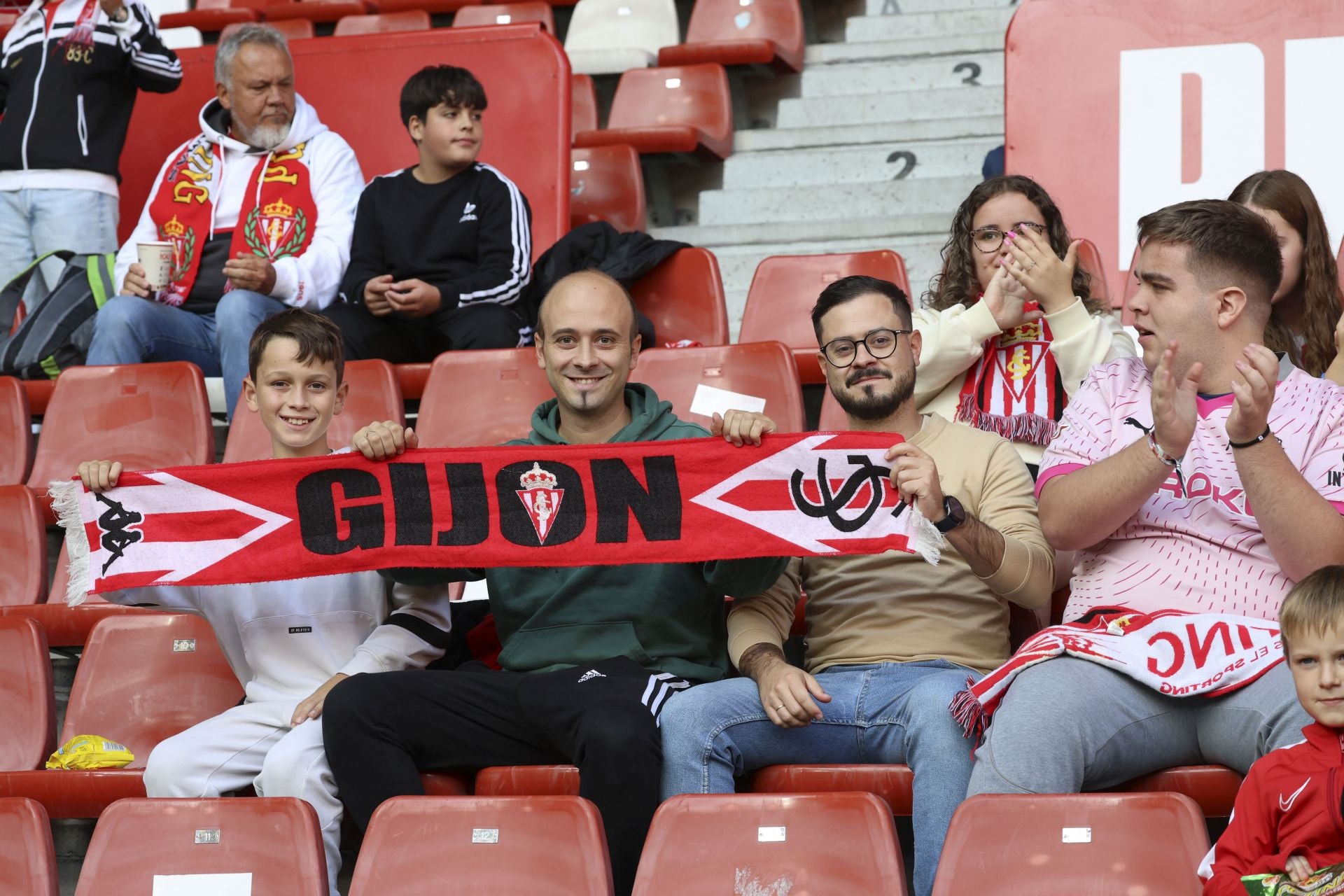 ¿Estuviste este domingo en El Molinón? ¡Búscate entre las fotos del Sporting-Albacete!