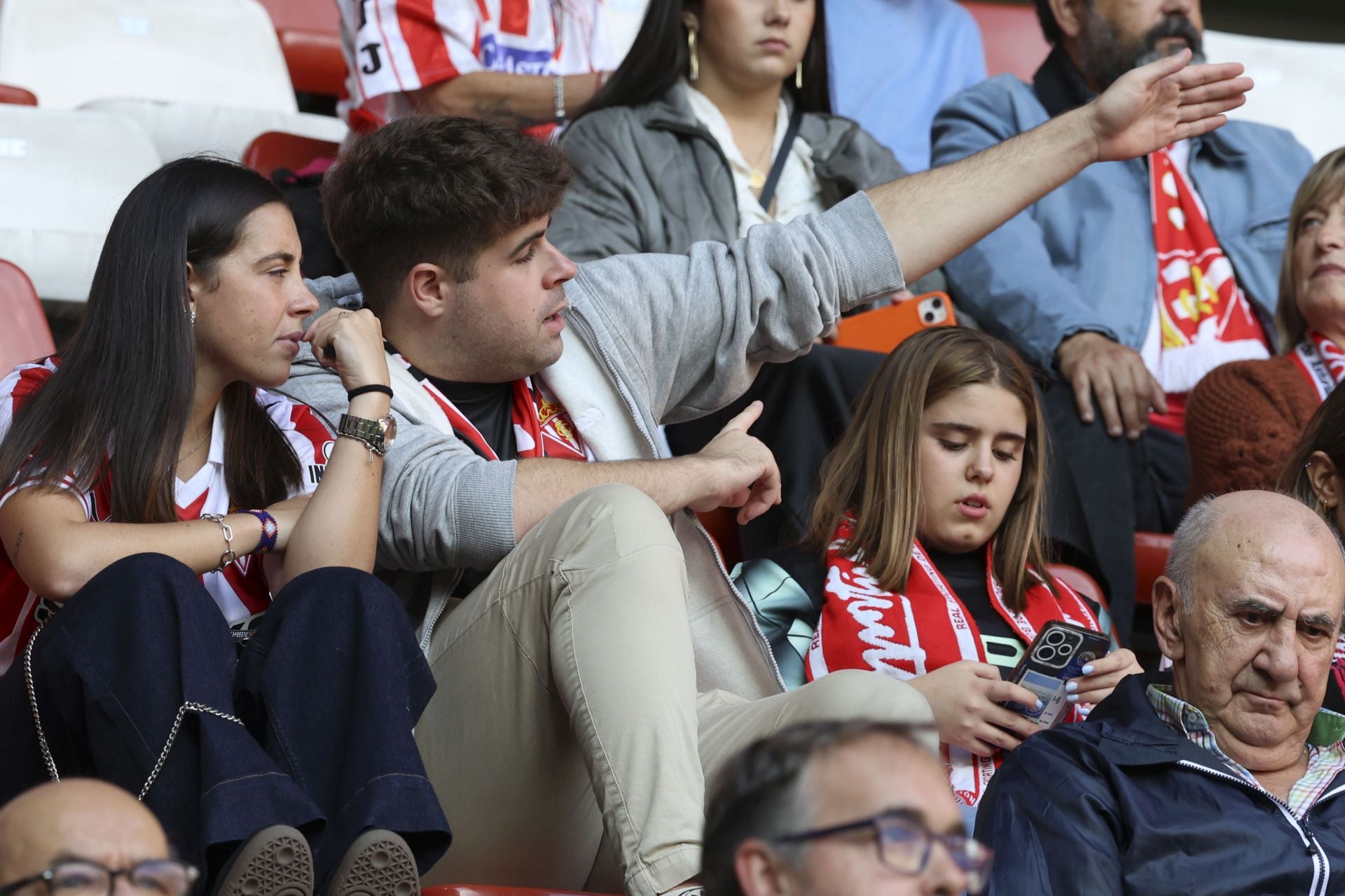 ¿Estuviste este domingo en El Molinón? ¡Búscate entre las fotos del Sporting-Albacete!