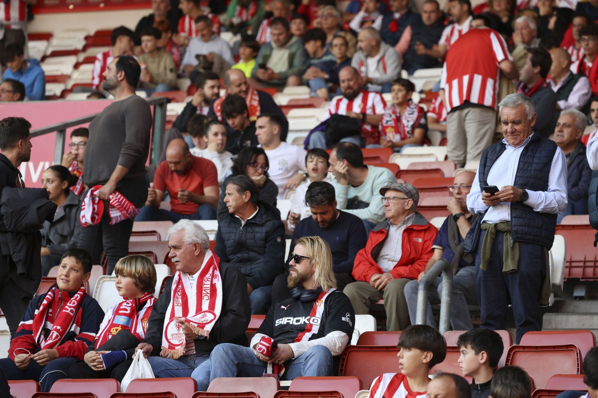 ¿Estuviste este domingo en El Molinón? ¡Búscate entre las fotos del Sporting-Albacete!