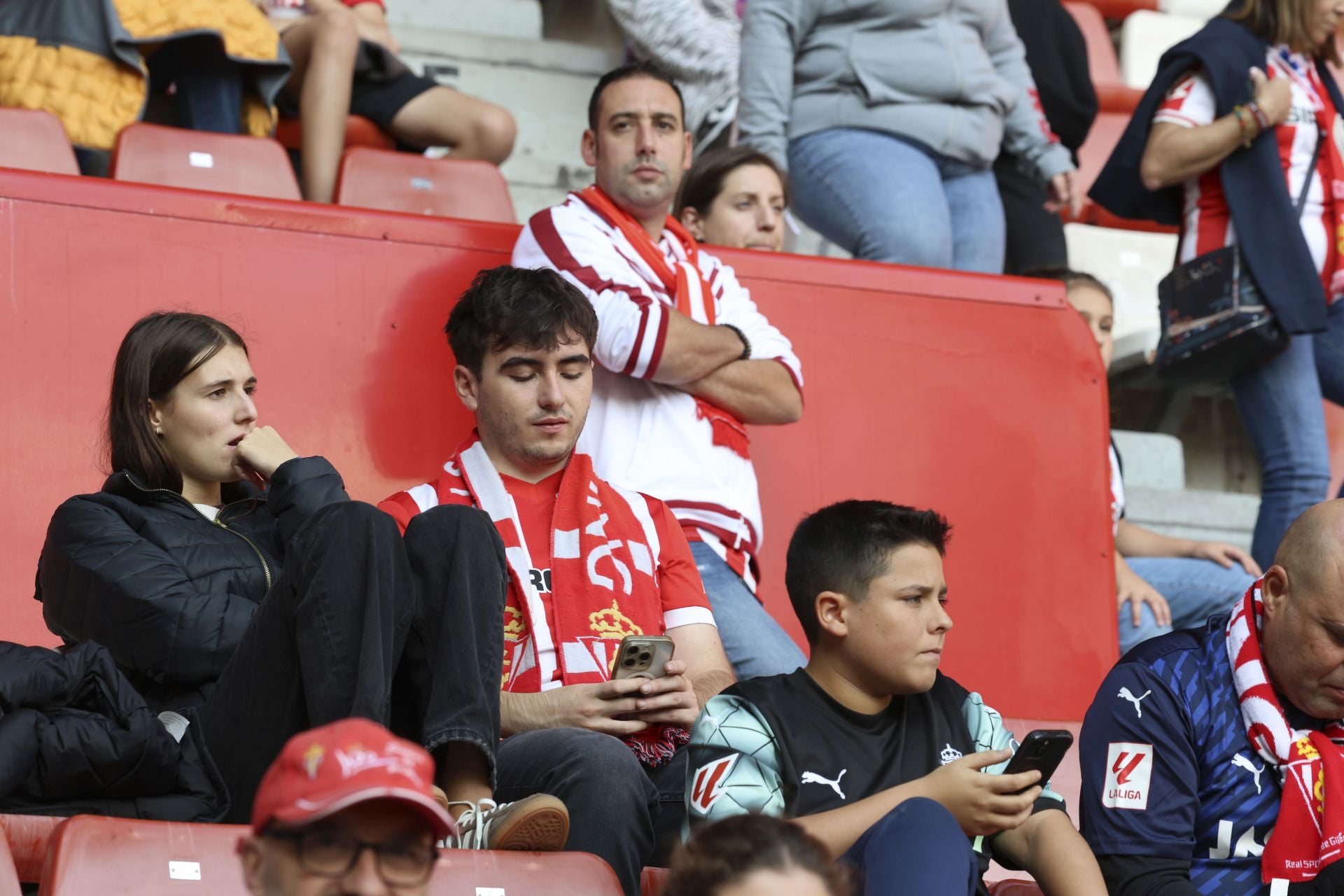 ¿Estuviste este domingo en El Molinón? ¡Búscate entre las fotos del Sporting-Albacete!