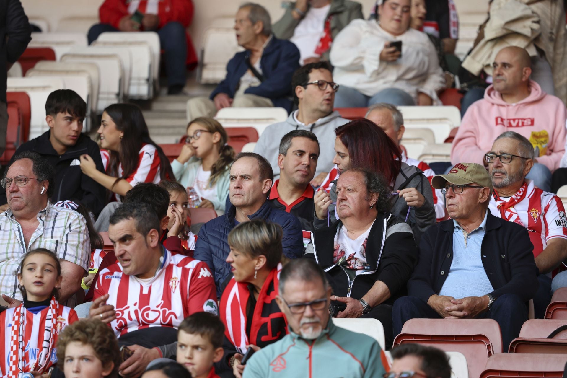 ¿Estuviste este domingo en El Molinón? ¡Búscate entre las fotos del Sporting-Albacete!
