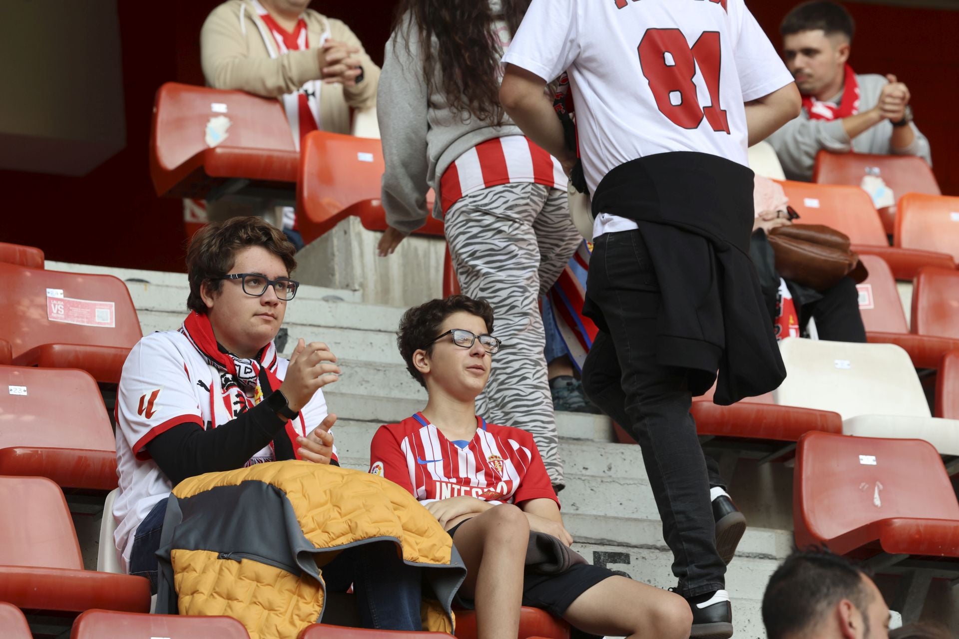 ¿Estuviste este domingo en El Molinón? ¡Búscate entre las fotos del Sporting-Albacete!