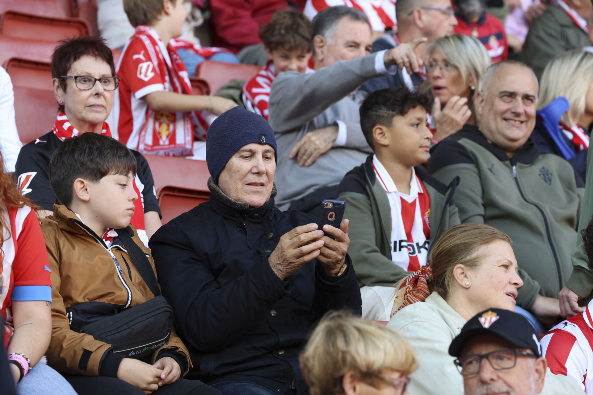 ¿Estuviste este domingo en El Molinón? ¡Búscate entre las fotos del Sporting-Albacete!