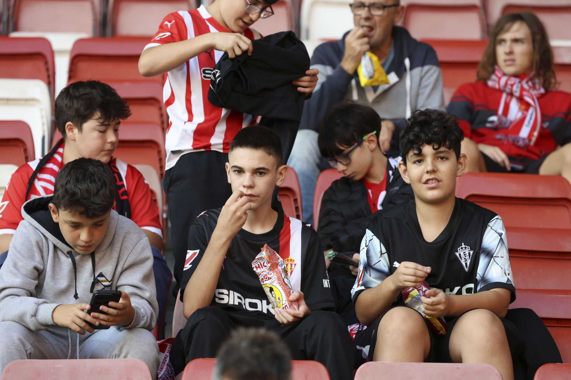 ¿Estuviste este domingo en El Molinón? ¡Búscate entre las fotos del Sporting-Albacete!