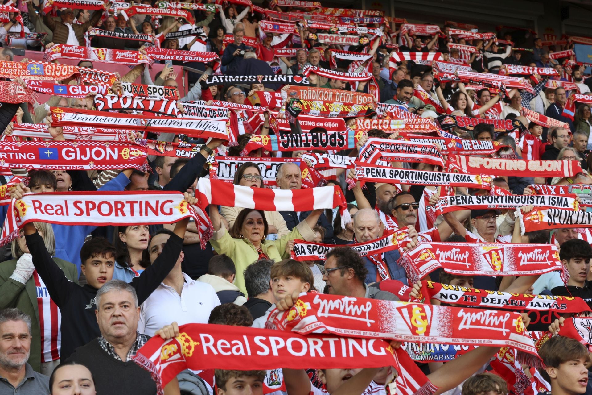 ¿Estuviste este domingo en El Molinón? ¡Búscate entre las fotos del Sporting-Albacete!