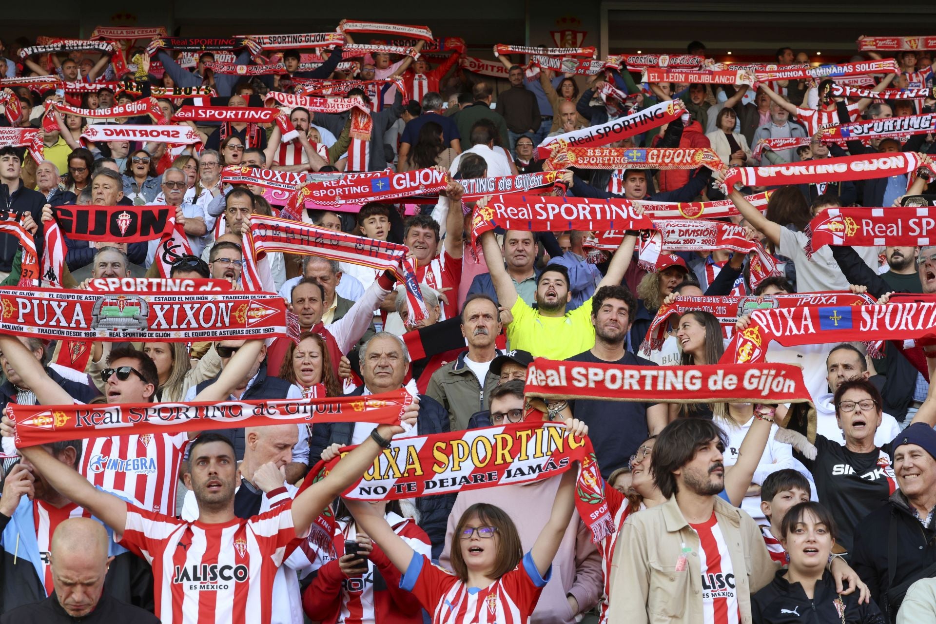 ¿Estuviste este domingo en El Molinón? ¡Búscate entre las fotos del Sporting-Albacete!
