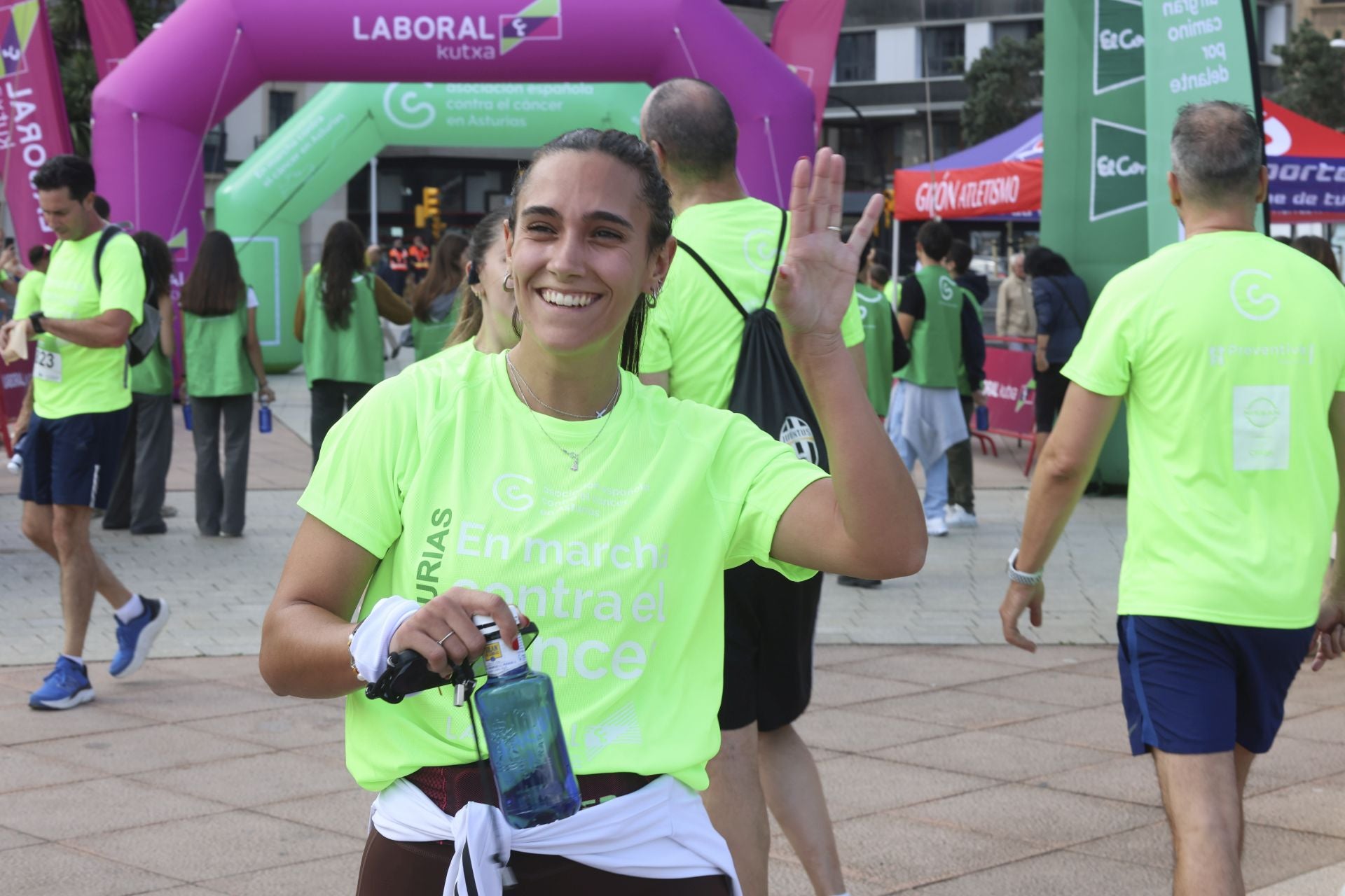 Un marea verde de 2.000 corazones solidarios marcha en Gijón contra el cáncer