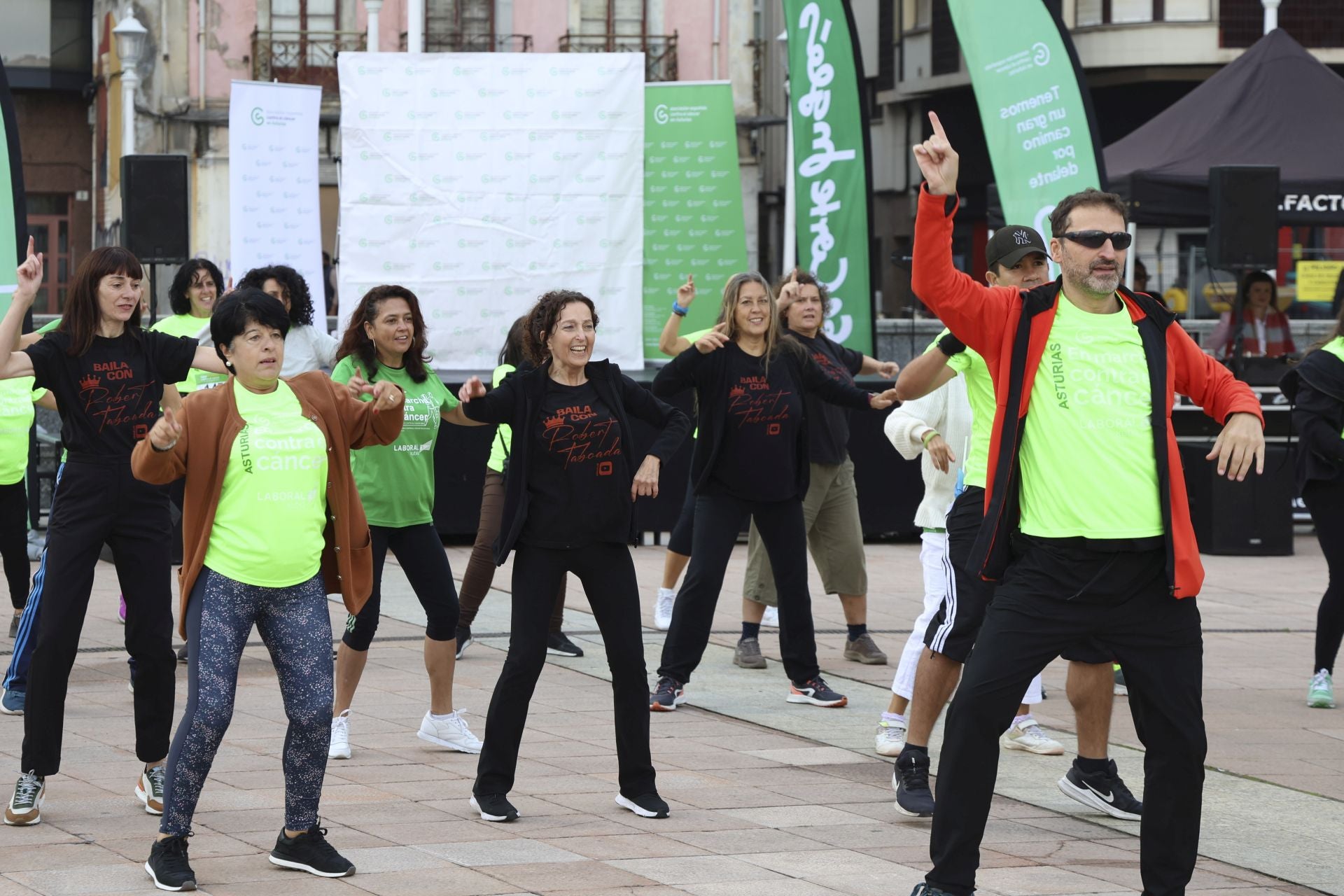 Un marea verde de 2.000 corazones solidarios marcha en Gijón contra el cáncer