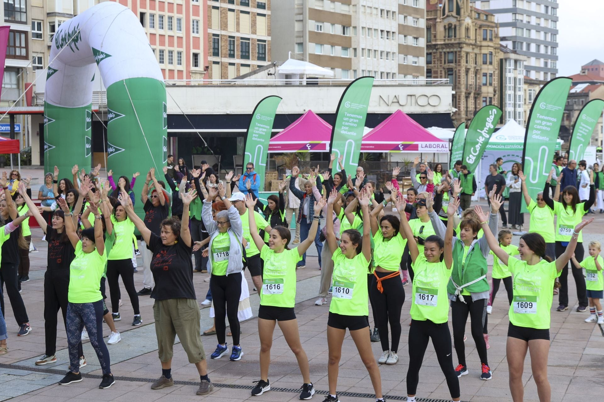 Un marea verde de 2.000 corazones solidarios marcha en Gijón contra el cáncer