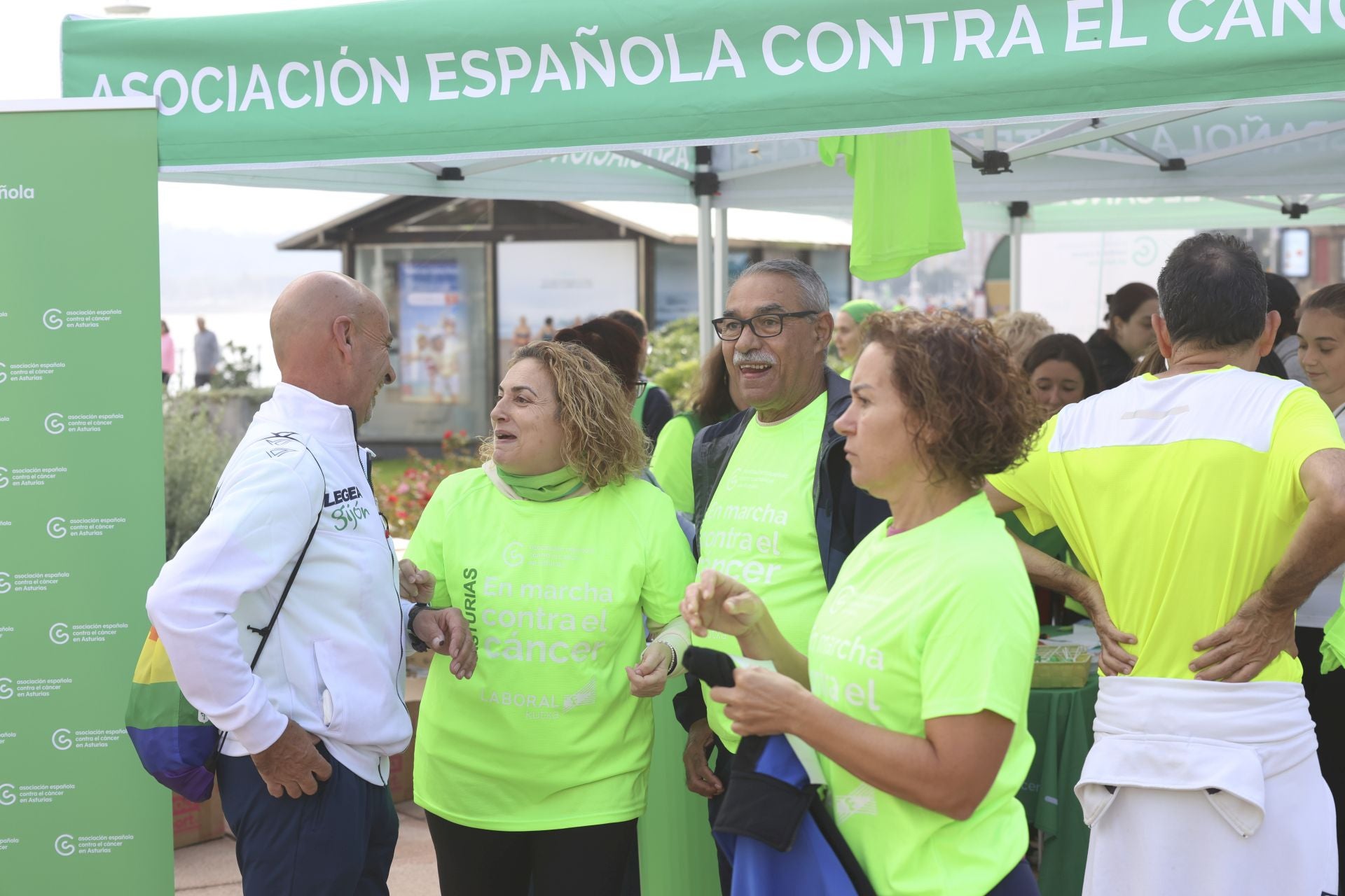 Un marea verde de 2.000 corazones solidarios marcha en Gijón contra el cáncer