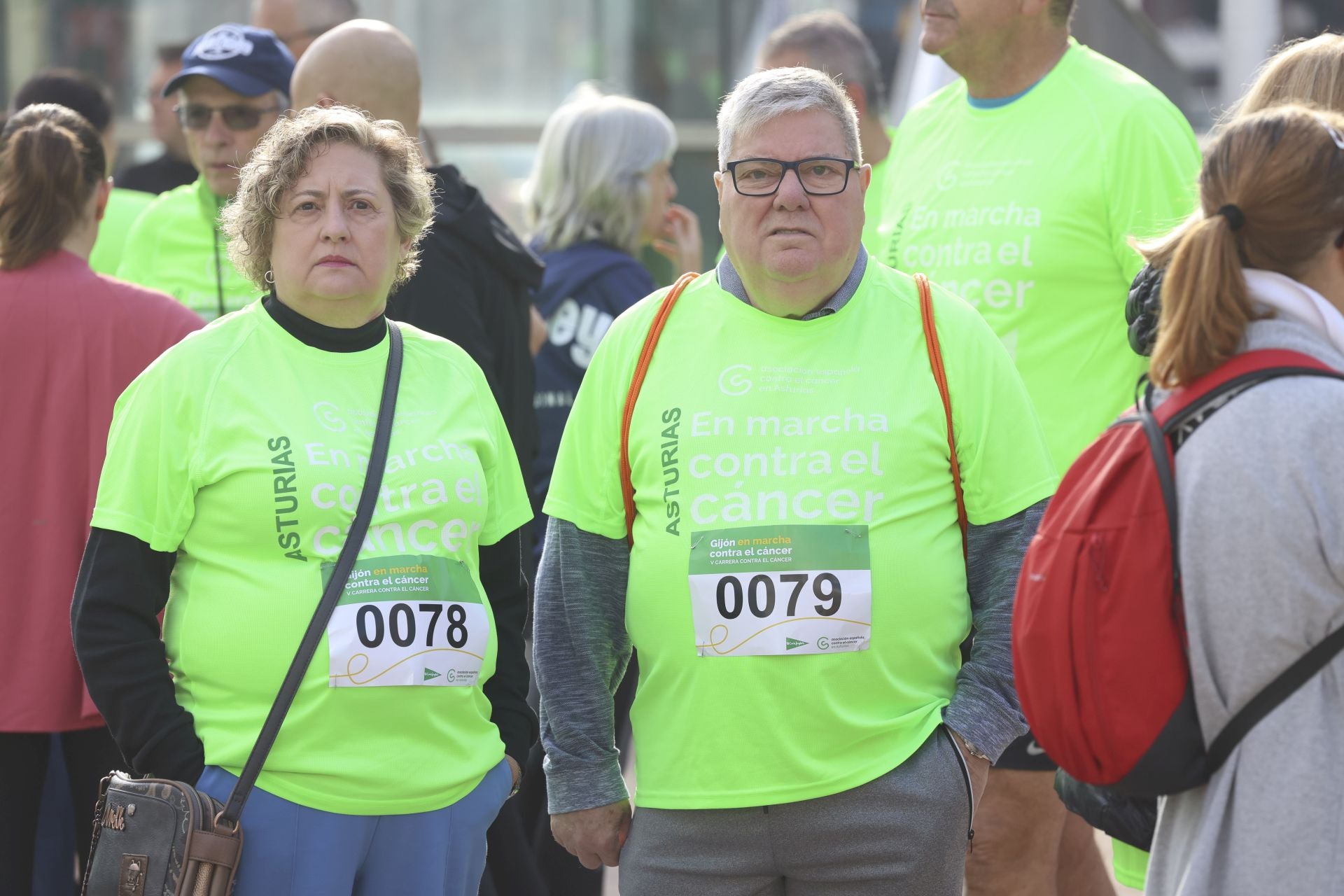 Un marea verde de 2.000 corazones solidarios marcha en Gijón contra el cáncer