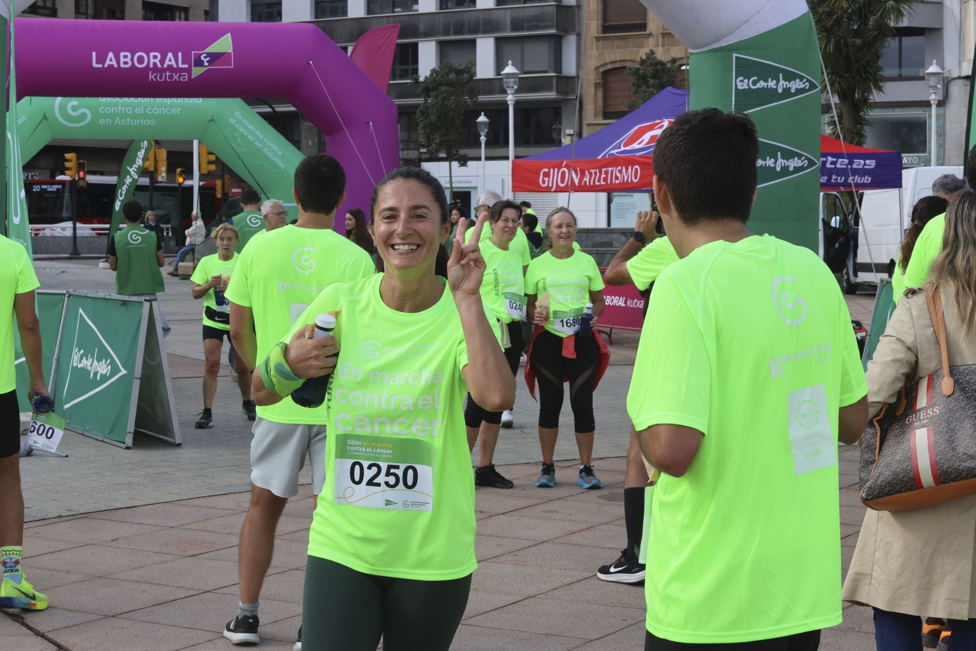 Un marea verde de 2.000 corazones solidarios marcha en Gijón contra el cáncer