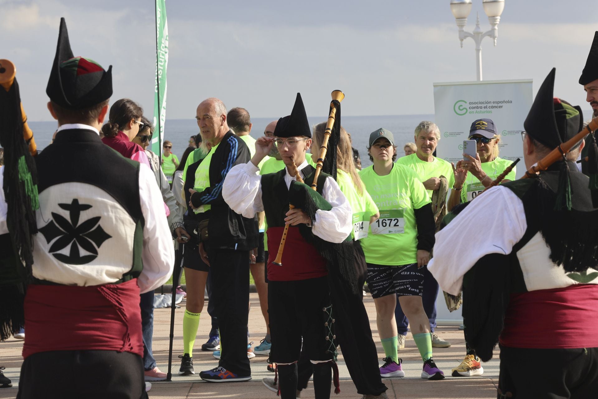 Un marea verde de 2.000 corazones solidarios marcha en Gijón contra el cáncer
